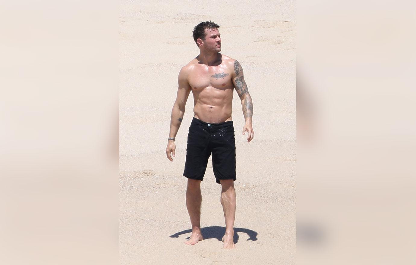 Ryan Phillippe Shirtless – Reese Witherspoon’s Ex Shows Off Hot Body During Mexican Vacation