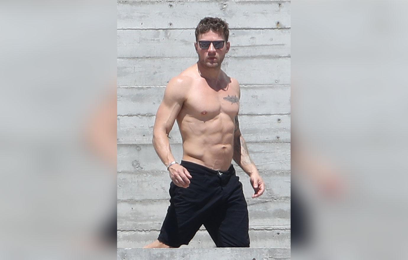 Ryan Phillippe Shirtless – Reese Witherspoon’s Ex Shows Off Hot Body During Mexican Vacation